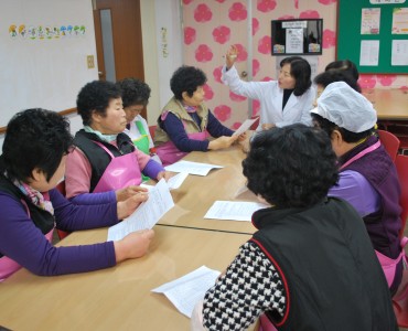 2013년 3월 사랑의 식당 조리원 위생교육 실시 이미지