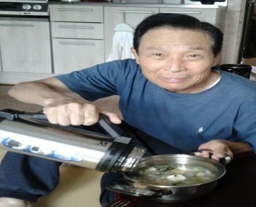 홀로사는 어르신을 위한 국 배달 이미지