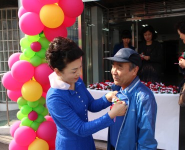 카네이션 달아드리기 행사 이미지