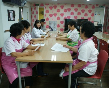 10월 조리원및 자원봉사자 위생교육 실시 이미지