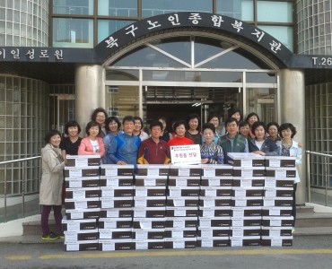 블랙야크에서 후원하는 홀로사는 어르신을 위한 야크효박스 마음잇는 봉사 전달식 이미지