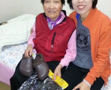 어버이날 후원물품 전달-실내화 이미지