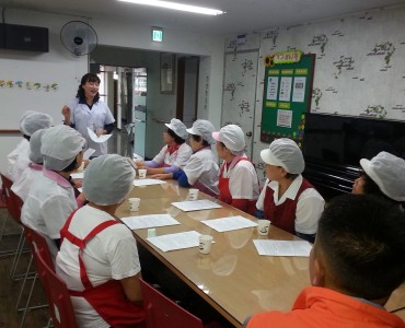 10월 조리원 및 자원봉사자 위생교육 실시 이미지