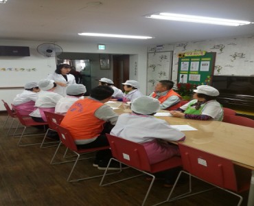 11월 자원봉사자 및 조리원 위생교육 실시 이미지