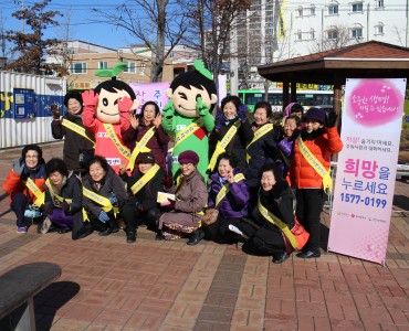 해피엔딩스토리 참여어르신 생명존중캠페인 진행 이미지