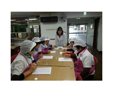 12월 조리원 및 자원봉사자 위생교육 실시 이미지