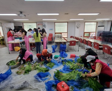 [노인맞춤돌봄서비스] 자조모임 사랑의 열무김치 나누기 이미지