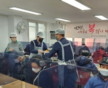 [무료급식지원사업] 북구청 부구청장님 및 기획조정실 임직원 배식 봉사 이미지