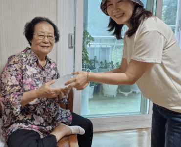 Y마트물류도매유통센터 김성진 회장, 북구노인종합복지관에 생수 후원…폭염 취약 어르신 건강 지킨다 이미지